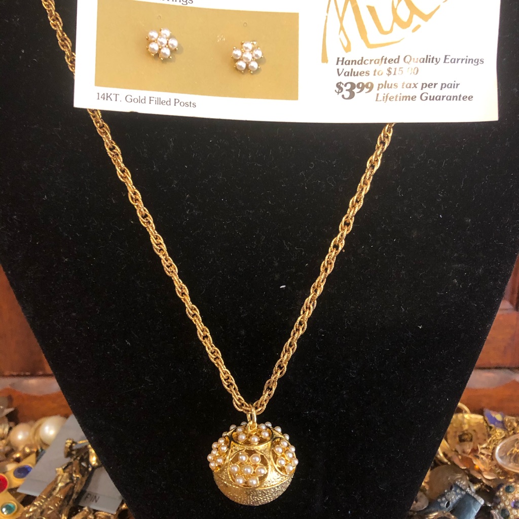 Vintage Jewelry Set Necklace And Earring White 25$